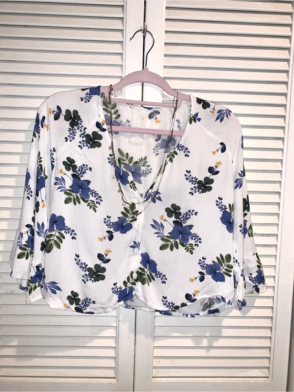 Sadie & Sage Floral boho button down Blouse White and Blue - Picture 2 of 4